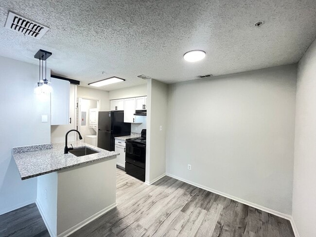 Building Photo - Fully Renovated 1-Bedroom, 1-Bath Condo in...