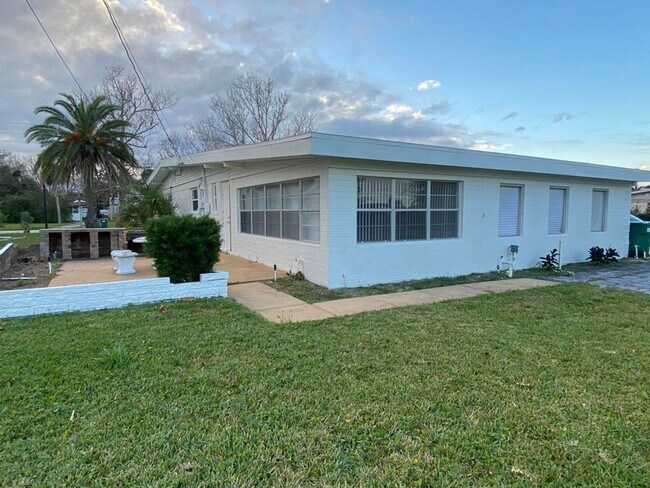 Building Photo - Beautiful 3/2 on Riverside Dr.