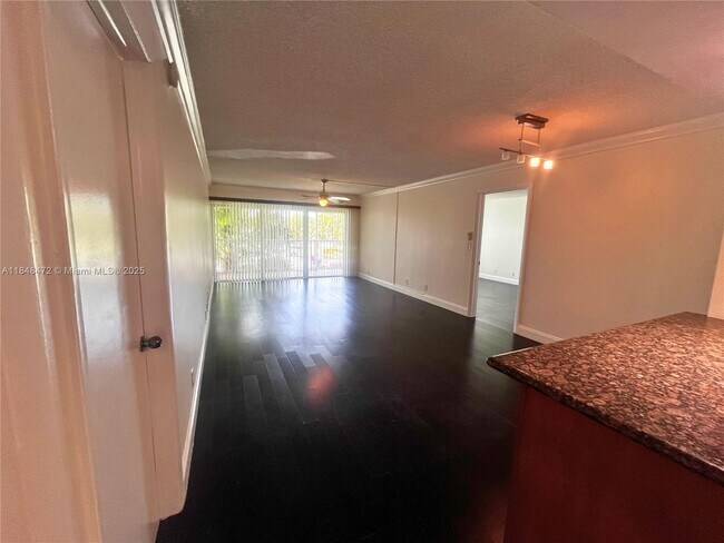 Building Photo - 100 Lakeview Dr
