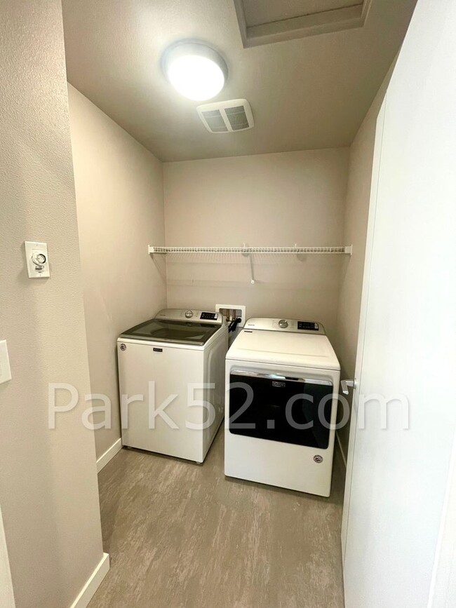 Building Photo - $250 Off 1st Full Month’s Rent! Beautiful ...