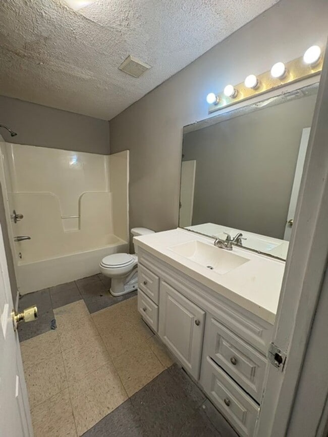 Building Photo - Renovated 3 Bedroom 2 Bath Home for Rent!