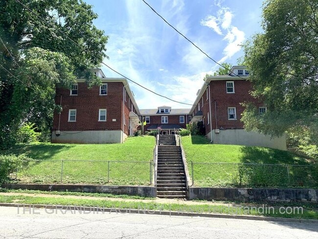 Building Photo - 1624 Chapman Ave SW