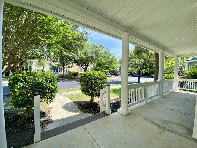 Building Photo - Charming, Spacious, Single Family Home in ...