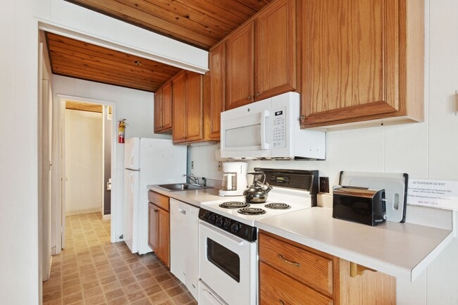 Building Photo - 1 bedroom, 1 bath condo on Whitefish Lake