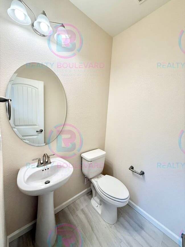 Building Photo - 1/2 Month Free !Modern Comfort and Conveni...