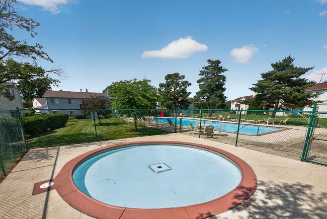 Building Photo - 665 Thorntree Ct