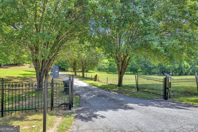 Building Photo - 3442 Skyland Dr