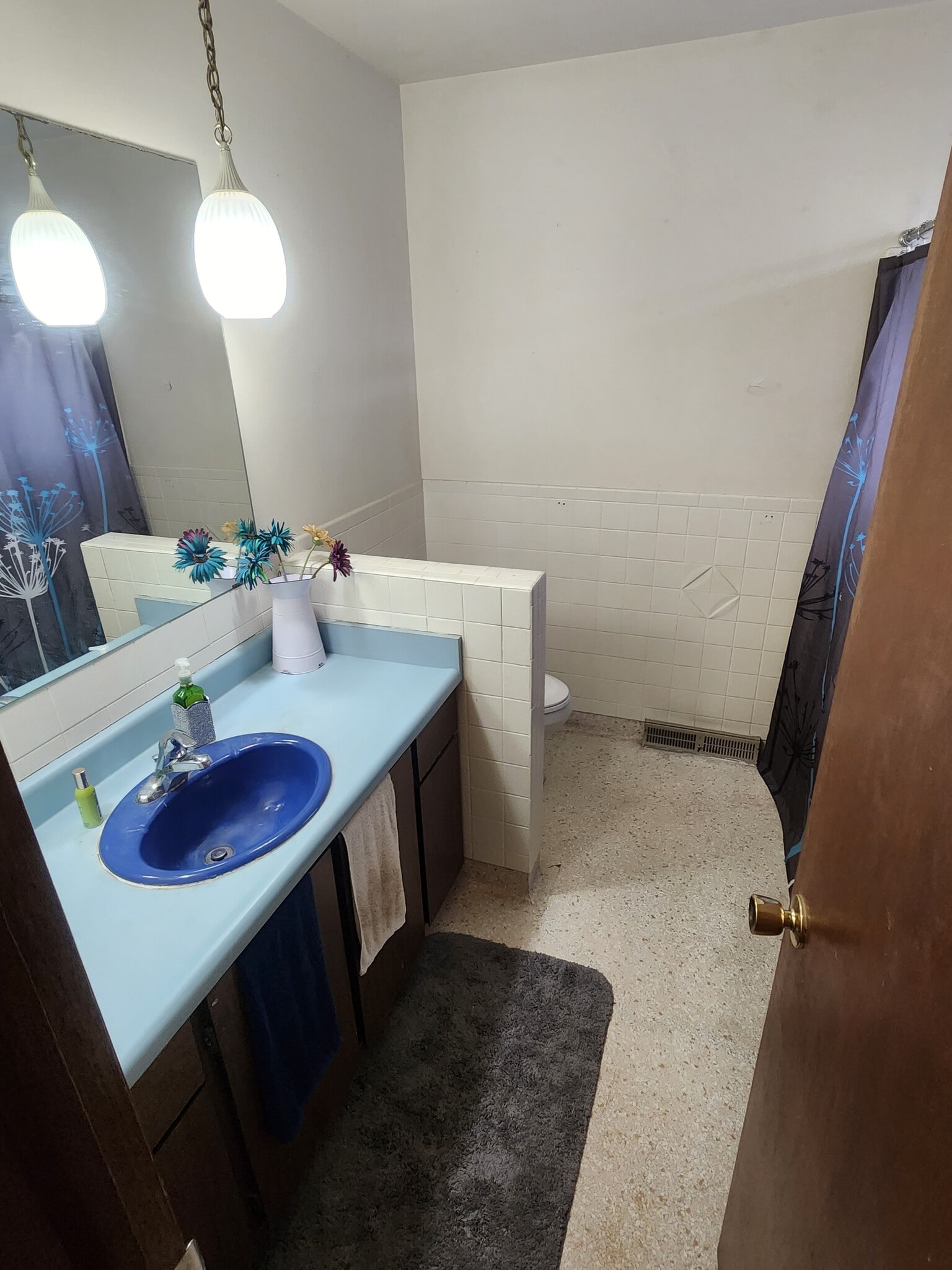 Shared Full Bathroom - 1573 S Eaton St