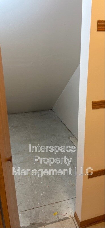 Building Photo - 1345 Rock Run Dr