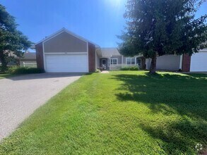 Building Photo - Spacious 3 bedroom Condo In Comstock Park