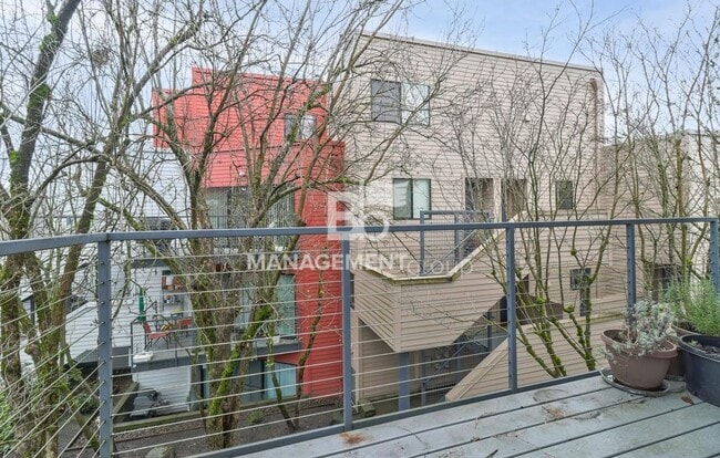 Building Photo - Spacious Riverfront Condo- Beautiful Condo w/River View from Bedroom! Parking Included!