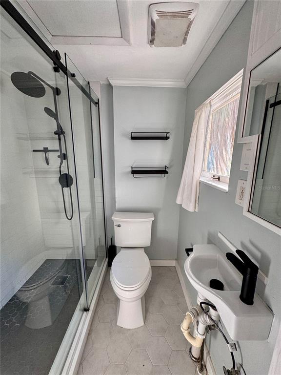 Building Photo - 622 Earle Ave N