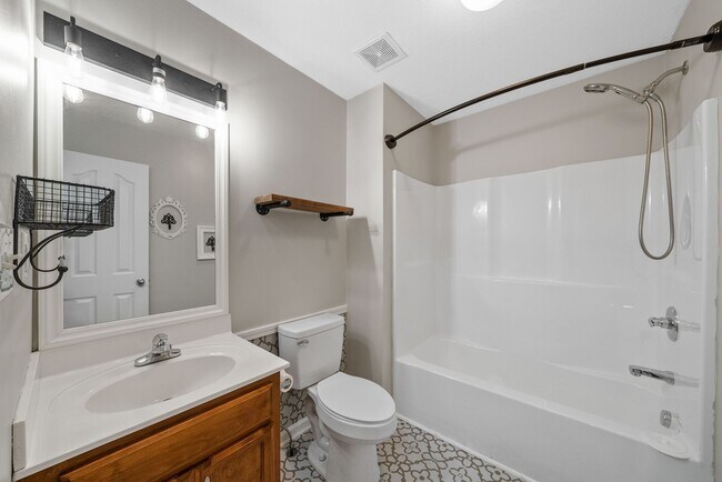 Building Photo - 1021 Glenhurst Way