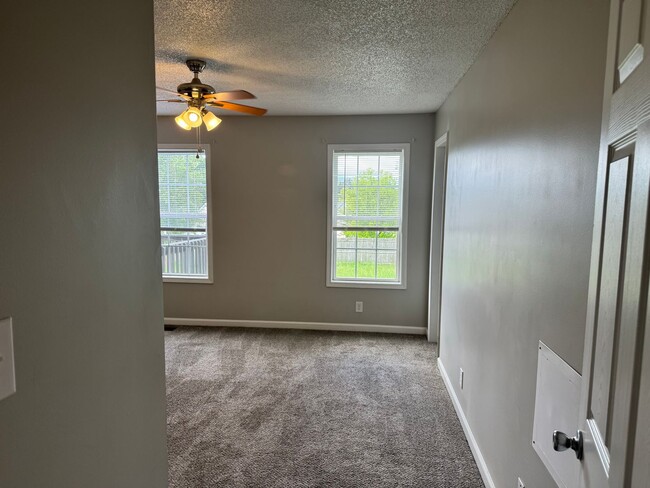 Building Photo - **Just listed**