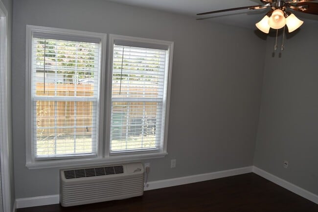 Building Photo - 1519 W 12th St