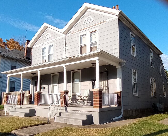 Building Photo - Freshly painted with new appliances and ma...