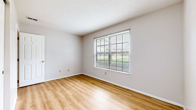 Building Photo - Adorable 2beds/2baths w/2 Parking spaced Included Available Now