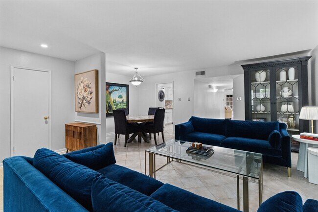 Building Photo - 12997 Trail Hollow Dr