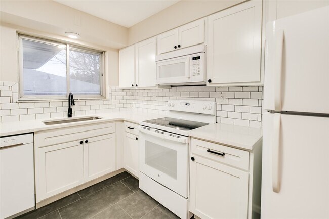 Building Photo - 10235 Jeffleigh Ln