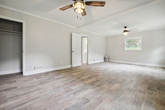 Building Photo - 1795 Queens Way