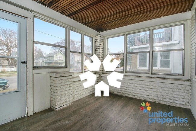 Building Photo - 416 Oakdale St SE
