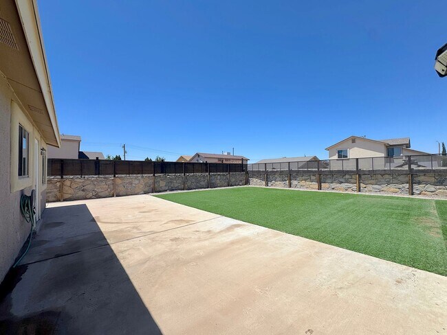 Building Photo - East El Paso 3bed/2bath Refrig A/C & Synthetic Lawn!
