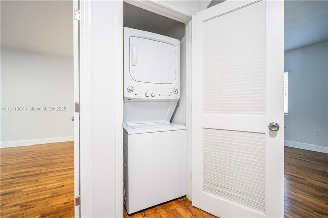 Building Photo - 1007 Bay Dr