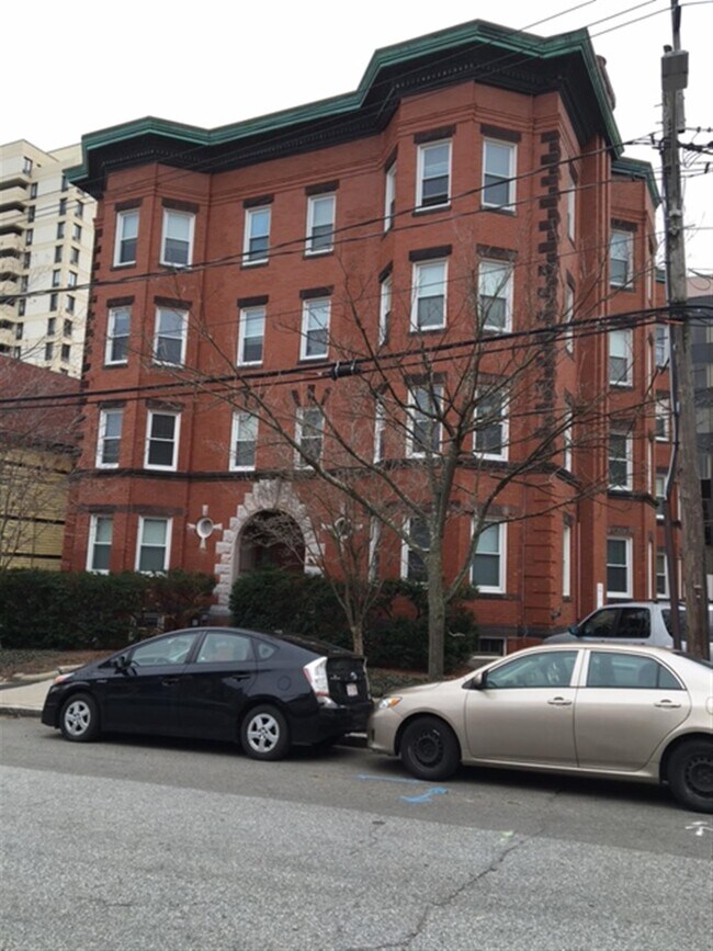 Building Photo - 16 Centre St