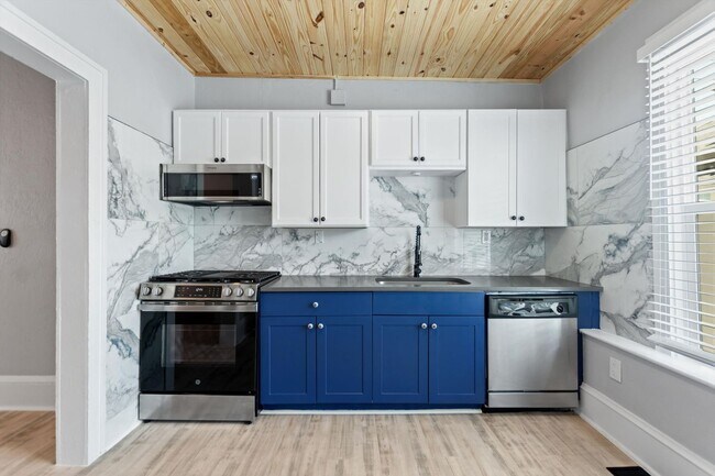 Building Photo - Charming 1 Bed, 1 Bath Apartment - All  Ut...