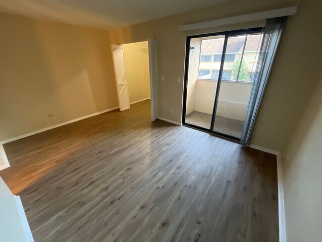 Building Photo - For Rent-2-bedroom, 2.5-bathroom located i...