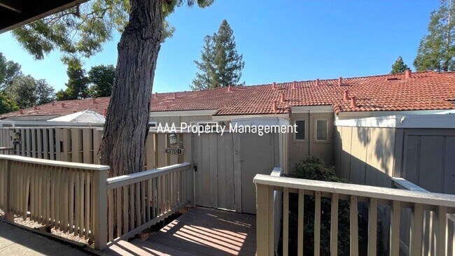 Building Photo - Concord Beautiful 4 bedroom 2.5 bathroom townhouse, 1496 sq ft available now!