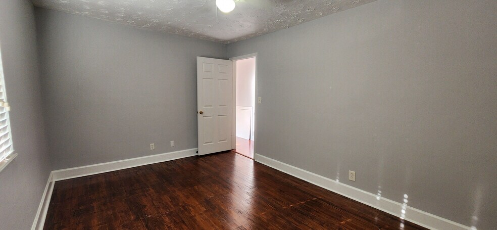 Building Photo - Room in Apartment on 8th St