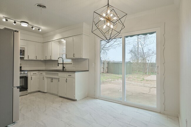 Building Photo - 3133 Delmar Rd