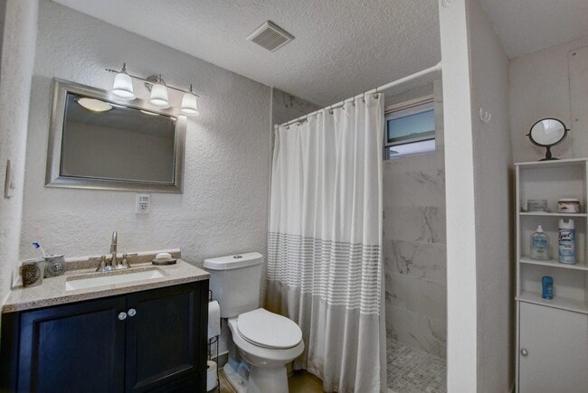 Building Photo - 1371 Woodcrest Rd N