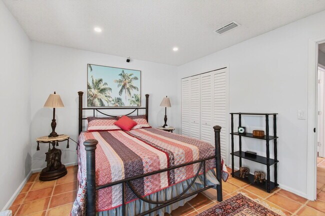 Building Photo - 10332 Islander Dr