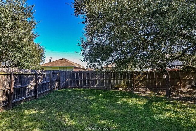 Building Photo - Newly Remodeled Unit!