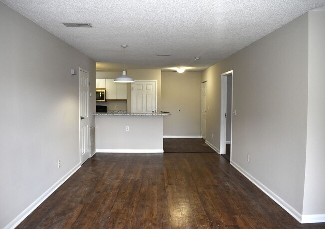 Building Photo - ONE-3 BED/3 BATH UNIT AVAILABLE AUGUST 15TH!