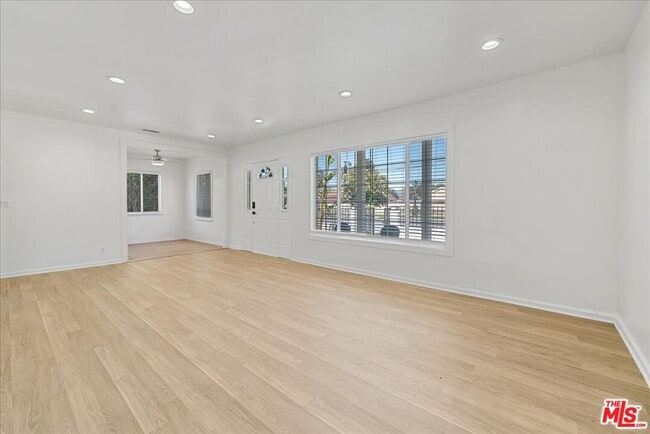Building Photo - 17226 Vanowen St