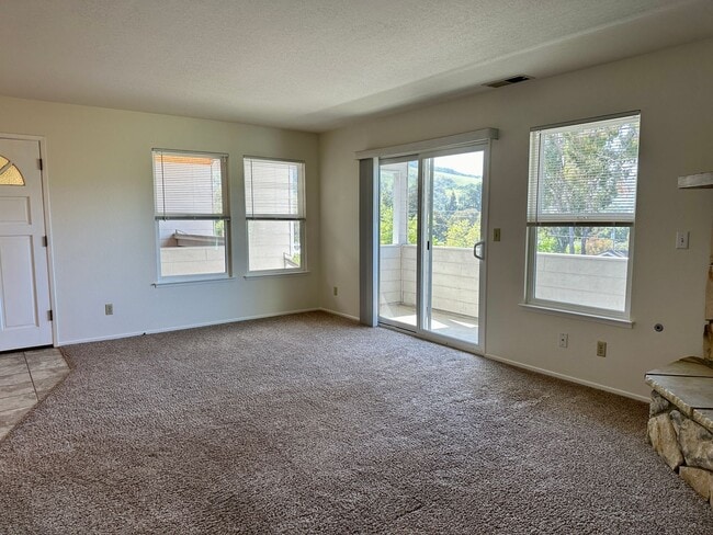 Building Photo - 2 Bedroom 1 Bath Near Downtown Available 8...