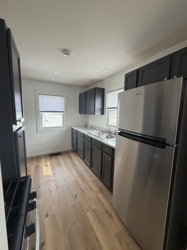 Building Photo - Fairoaks - 2 Bedroom