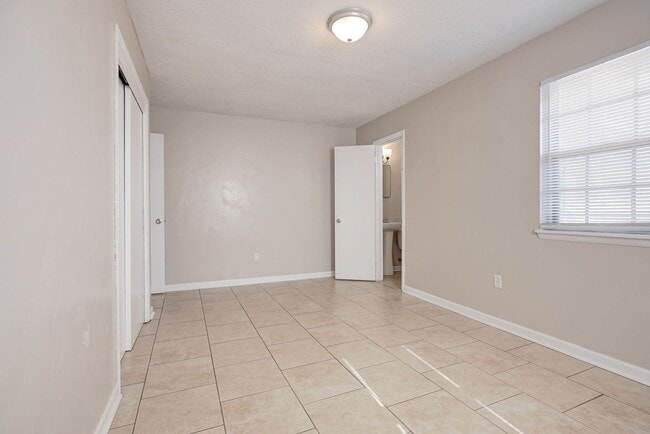 Building Photo - First Full Month's Rent Free! Spacious 3BD/1.BTH Home in Spencer