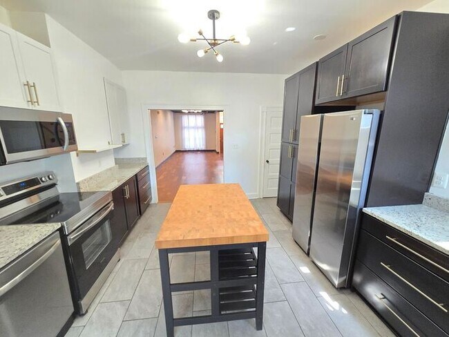 Building Photo - 3 Bedroom BEAUTIFUL HOME