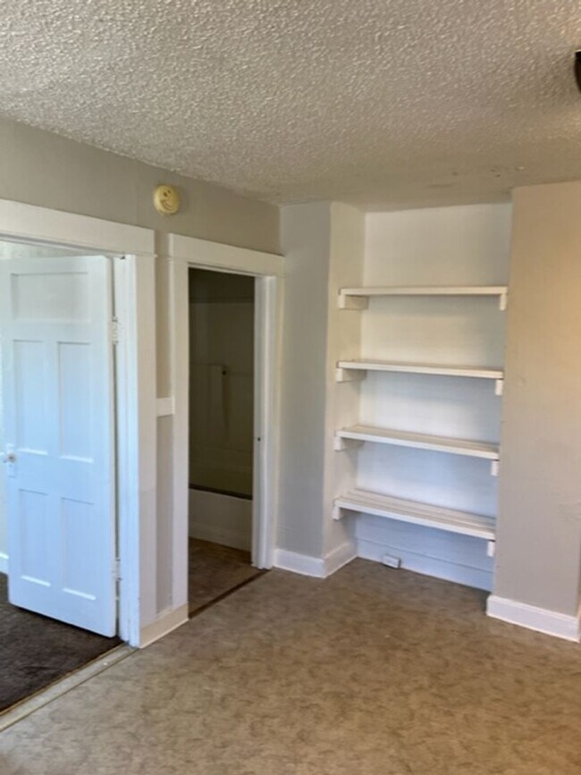 Building Photo - CHARMING OLDER 2 BEDROOM HOME W/ BUILT INS