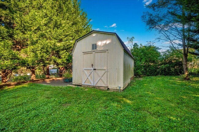 Building Photo - Oversized House in Point of Rocks for Lease