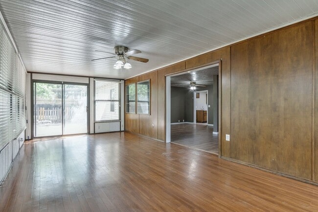 Building Photo - Spacious mid-century ranch home in Clegern