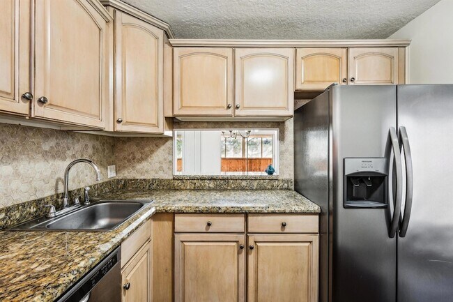 Building Photo - 12012 Greenway Cir S