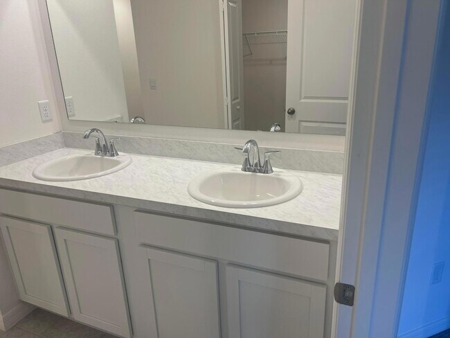 Building Photo - 3161 Fergus Ave