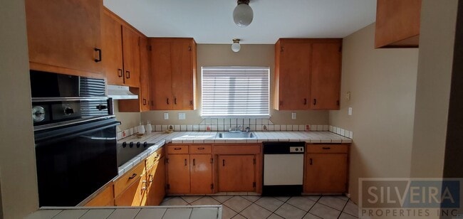 Building Photo - 1642 N Russell Ave