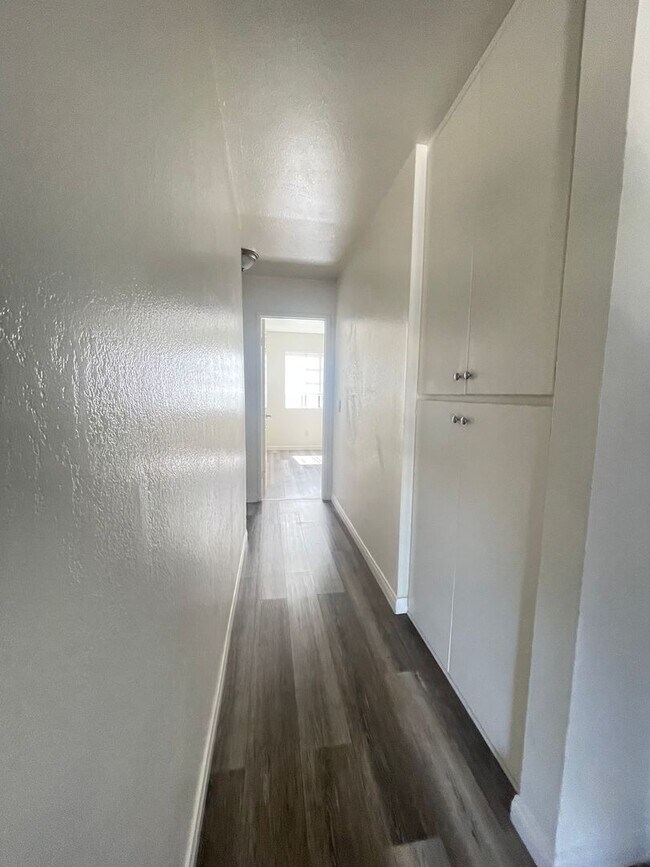 Building Photo - Bright 3BD Condo in Gated Community