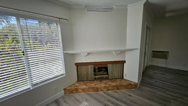 Building Photo - 2130 Beachwood Dr